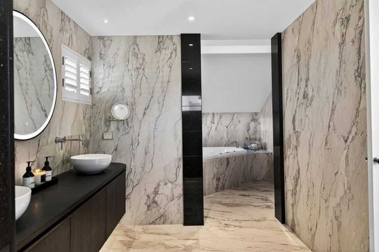 Photo of property in 1/60 Milford Road, Milford, Auckland, 0620