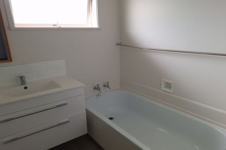 Photo of property in 2 Anne Road, Hillcrest, Auckland, 0627
