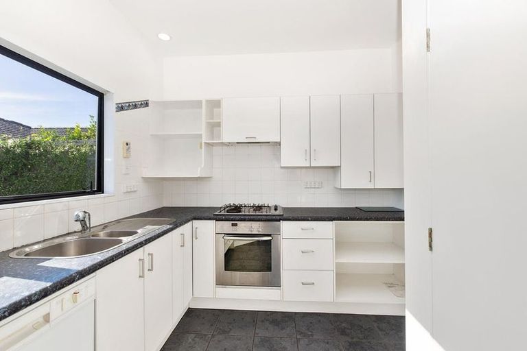 Photo of property in 8 Burgundy Park Avenue, Henderson, Auckland, 0612