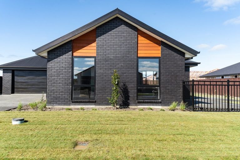 Photo of property in 7 Mccahon Drive, Rangiora, 7400