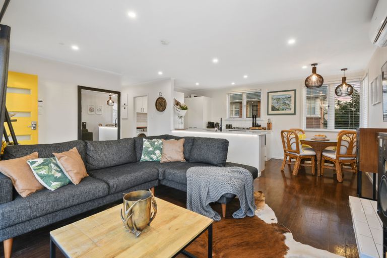 Photo of property in 10 Cobham Crescent, Kelston, Auckland, 0602