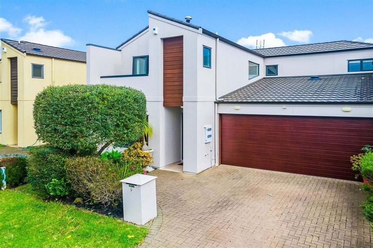 Photo of property in 9 Spalding Rise, Golflands, Auckland, 2013