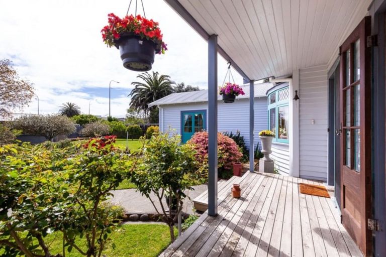 Photo of property in 39 Waiwaka Terrace, Strandon, New Plymouth, 4312