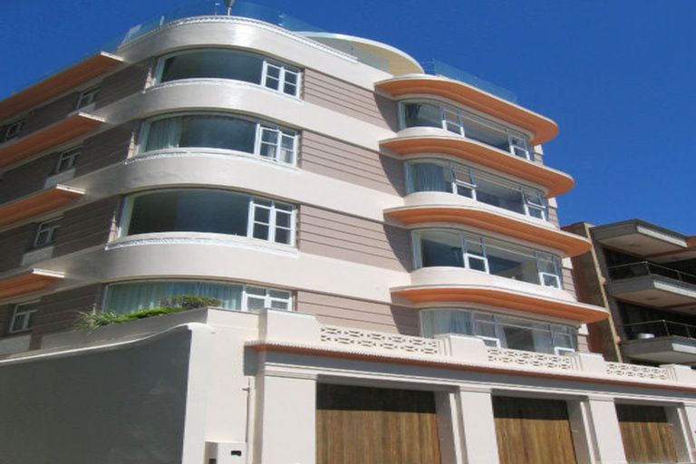 Photo of property in Anscombe Apartments, 212 Oriental Parade, Oriental Bay, Wellington, 6011