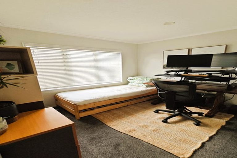 Photo of property in 98 Oaktree Avenue, Browns Bay, Auckland, 0630