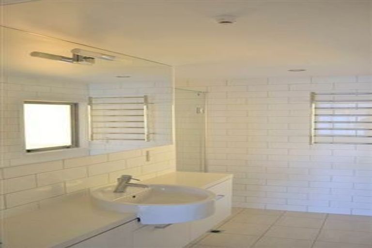 Photo of property in The Capital, 370 Oriental Parade, Oriental Bay, Wellington, 6011