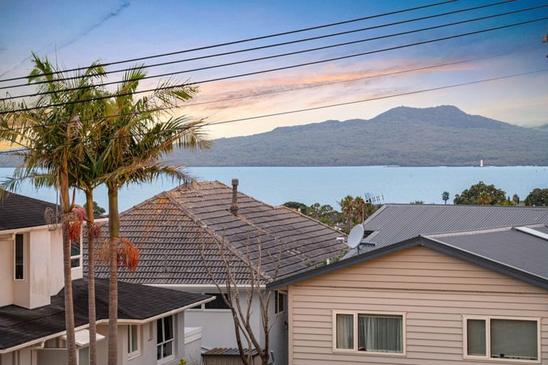 Photo of property in 12 Rangitoto Terrace, Milford, Auckland, 0620