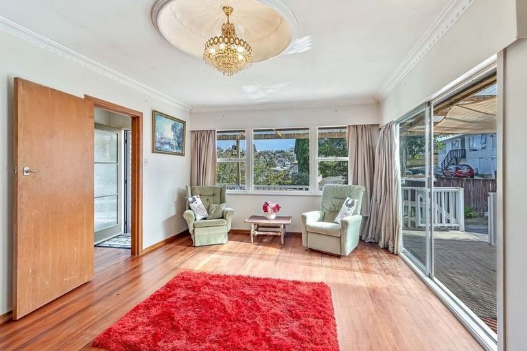 Photo of property in 49 Totaravale Drive, Totara Vale, Auckland, 0629