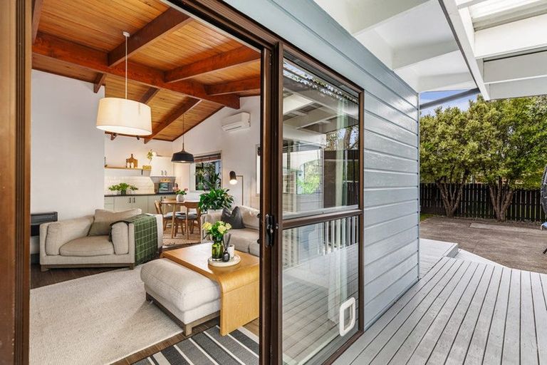 Photo of property in 2/9 London Street, Te Atatu Peninsula, Auckland, 0610