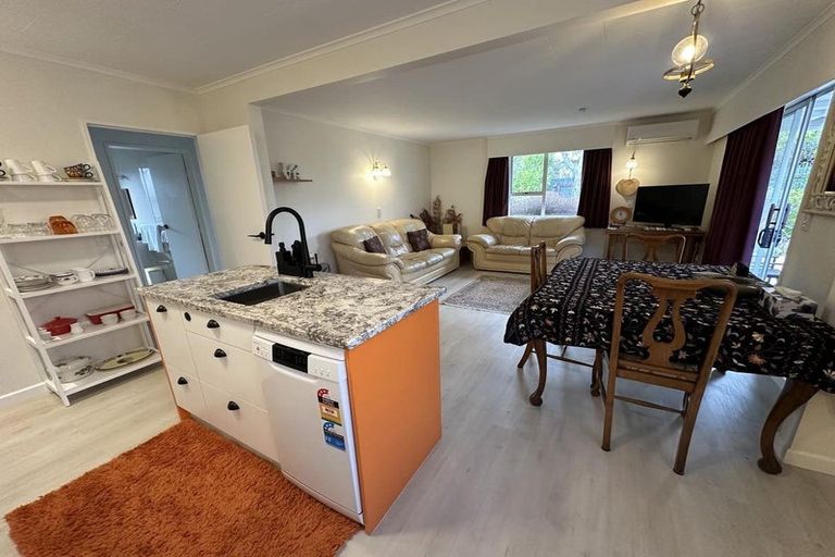 Photo of property in 25b Pehi Kupa Street, Waikanae, 5036