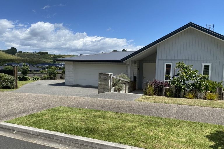 Photo of property in 24 Rochfort Crescent, Pyes Pa, Tauranga, 3112