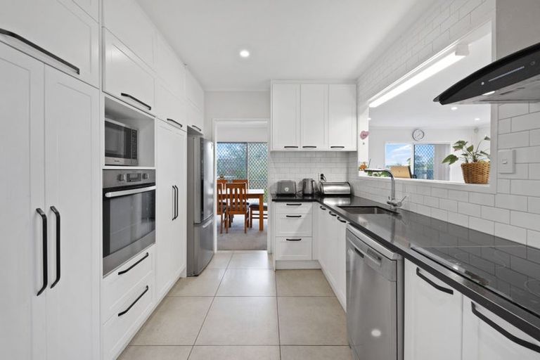 Photo of property in 18 Borrowdace Avenue, Botany Downs, Auckland, 2010