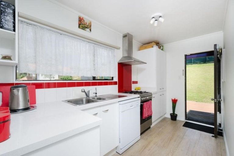 Photo of property in 9 Jacinta Grove, Swanson, Auckland, 0612