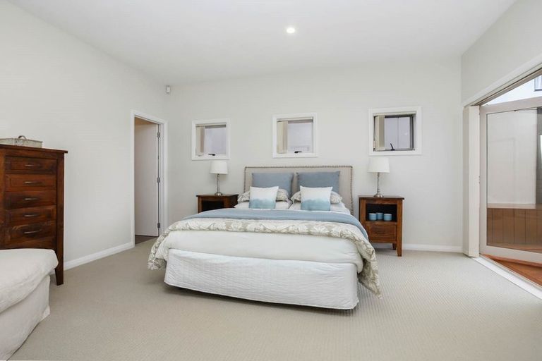 Photo of property in 51 Harbour View Road, Te Atatu Peninsula, Auckland, 0610