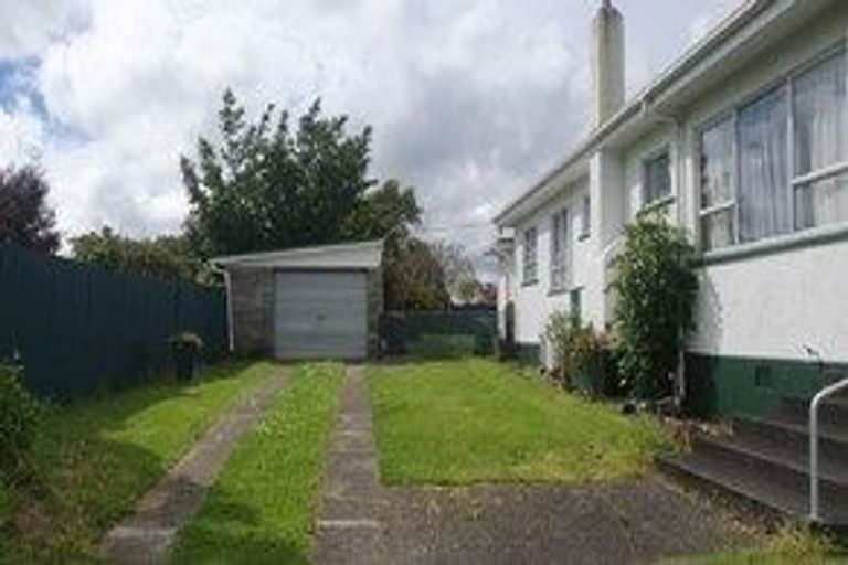 Photo of property in 24 Brassey Street, Waverley, 4510