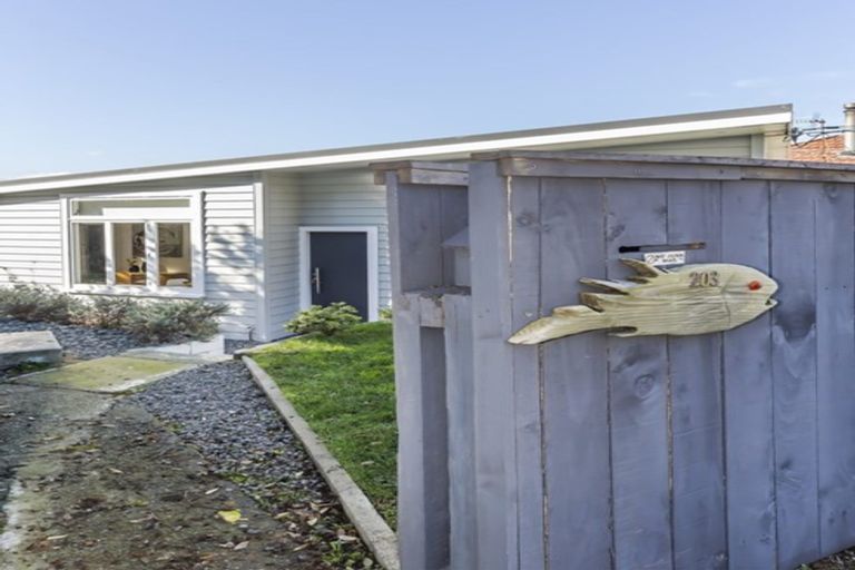 Photo of property in 203 Sutherland Road, Lyall Bay, Wellington, 6022