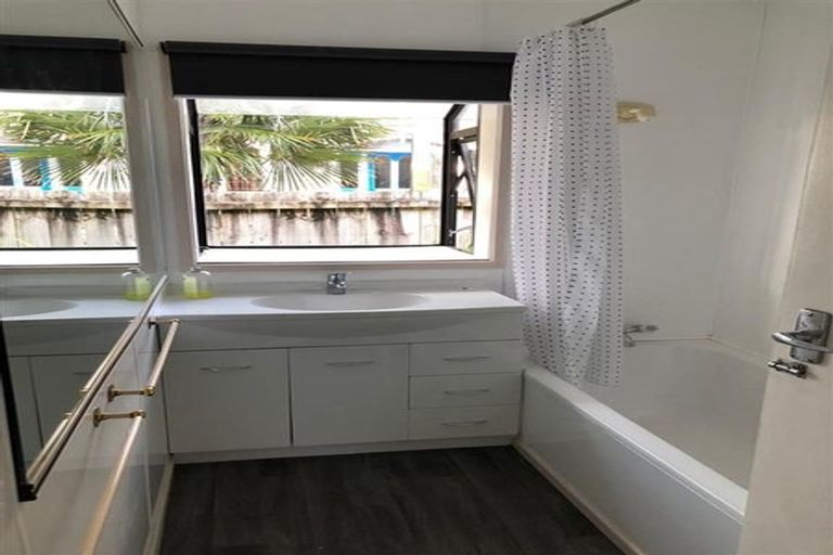 Photo of property in 44 Seymour Road, Sunnyvale, Auckland, 0612