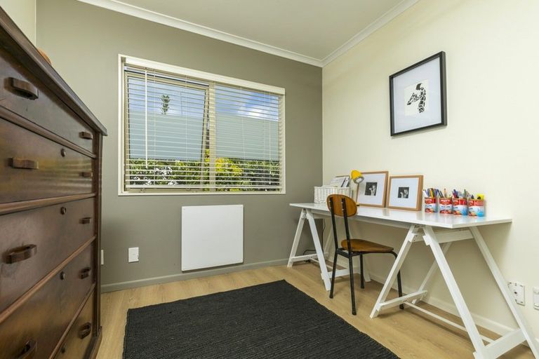Photo of property in 2/102 Beresford Street, Bayswater, Auckland, 0622