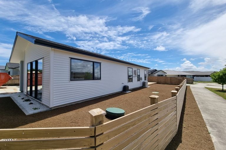 Photo of property in 11 Konoba Avenue, Kumeu, 0810