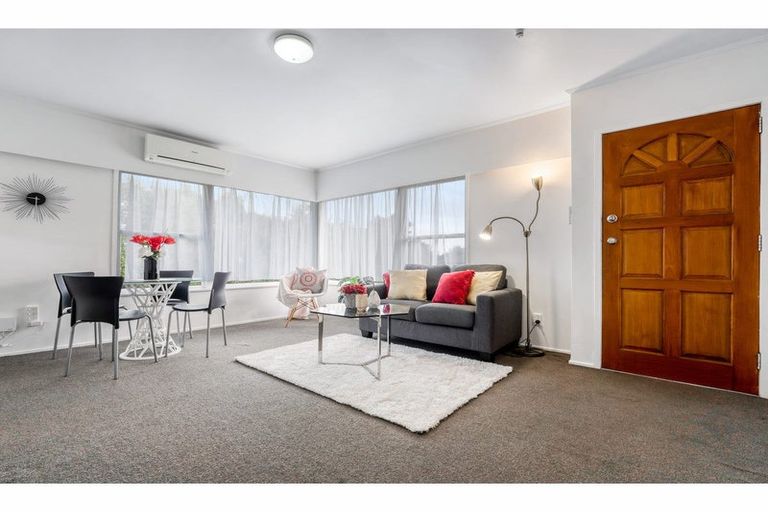 Photo of property in 2/28 Windy Ridge Road, Glenfield, Auckland, 0629