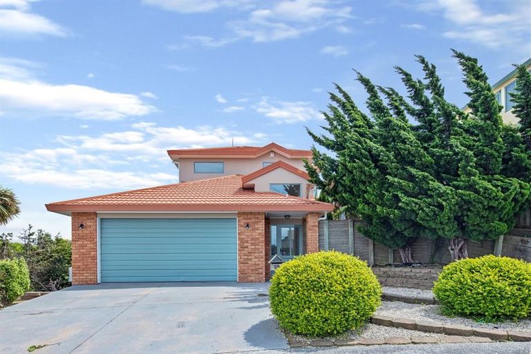 Photo of property in 22 Bennett Grove, Newlands, Wellington, 6037