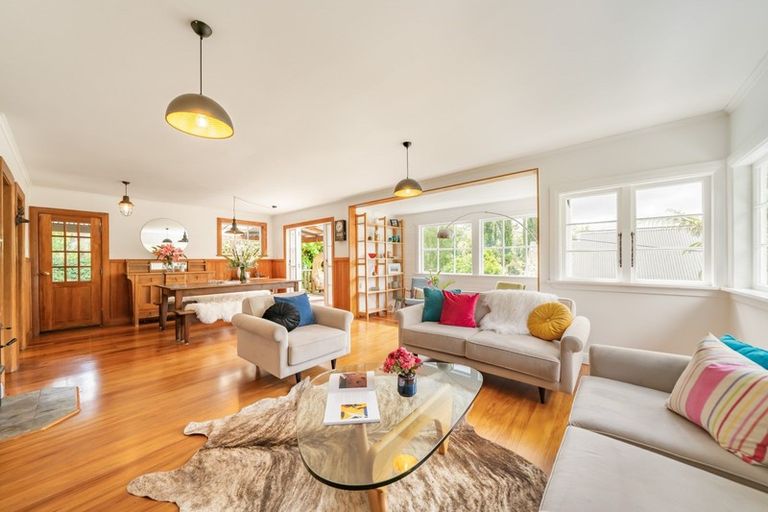 Photo of property in 82 Pinehaven Road, Pinehaven, Upper Hutt, 5019