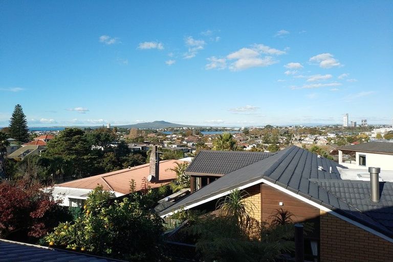 Photo of property in 2/6 Currey Crescent, Milford, Auckland, 0620