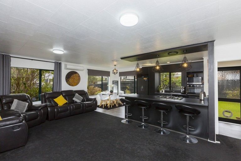 Photo of property in 2 Monarch Grove, Maoribank, Upper Hutt, 5018