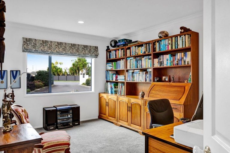 Photo of property in 10 Taylor Place, Merrilands, New Plymouth, 4312