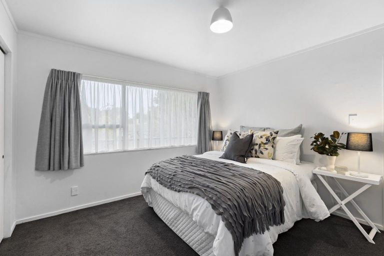 Photo of property in 142a Newlands Road, Newlands, Wellington, 6037