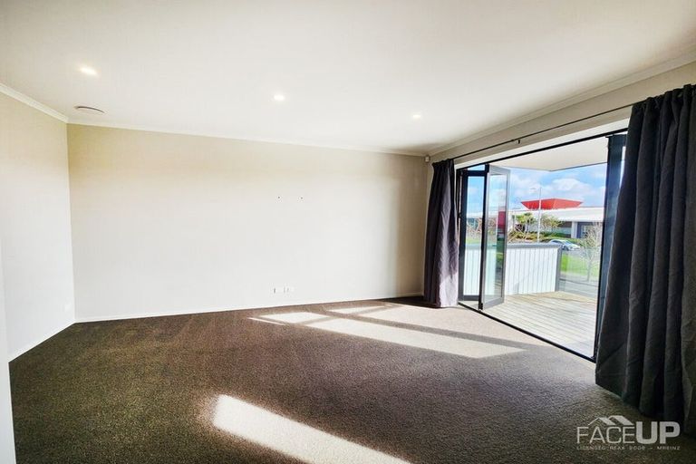 Photo of property in 3/7 Uku Lane, Hobsonville, Auckland, 0616