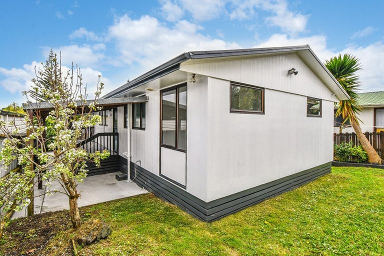 Photo of property in 2/10 Nearco Street, Randwick Park, Auckland, 2105