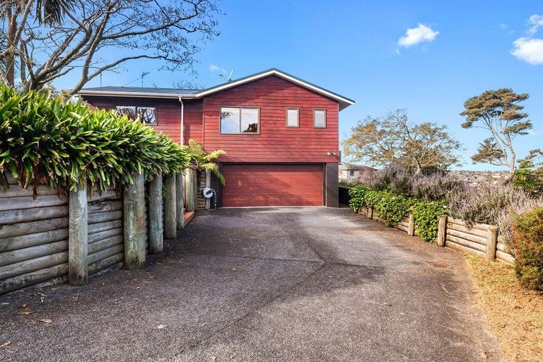 Photo of property in 6 Tasman Avenue, Henderson Valley, Auckland, 0614