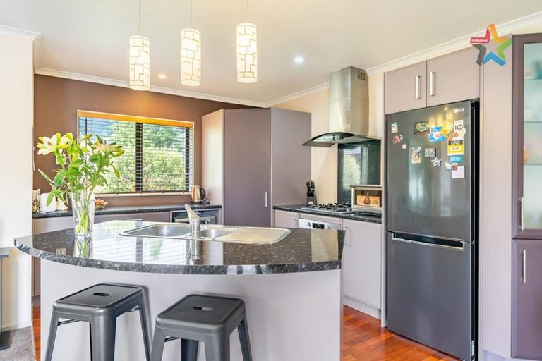 Photo of property in 5 Maru Street, Stokes Valley, Lower Hutt, 5019