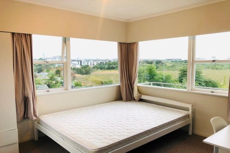 Photo of property in 71 College Road, Northcote, Auckland, 0627