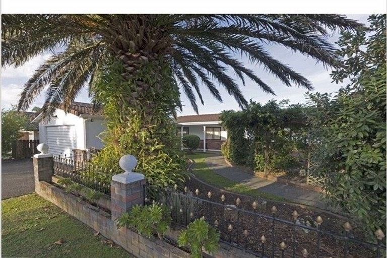 Photo of property in 3 Whiting Grove, West Harbour, Auckland, 0618