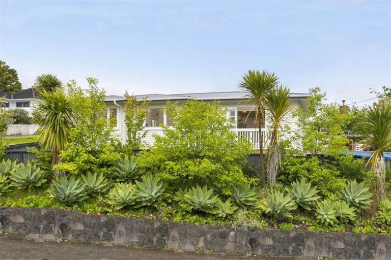 Photo of property in 31 Sunnyside Road, Sunnyvale, Auckland, 0612