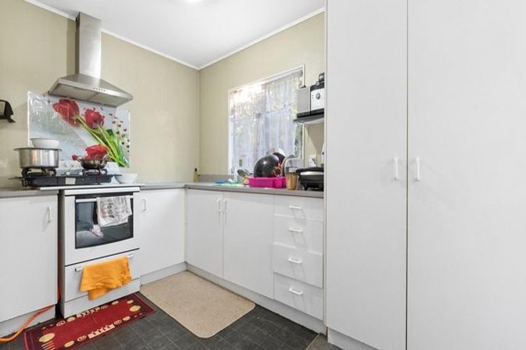 Photo of property in 2/6 Eulogy Place, Randwick Park, Auckland, 2105