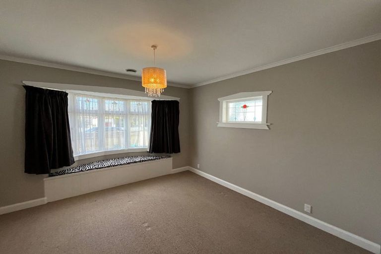 Photo of property in 21 Puru Crescent, Lyall Bay, Wellington, 6022
