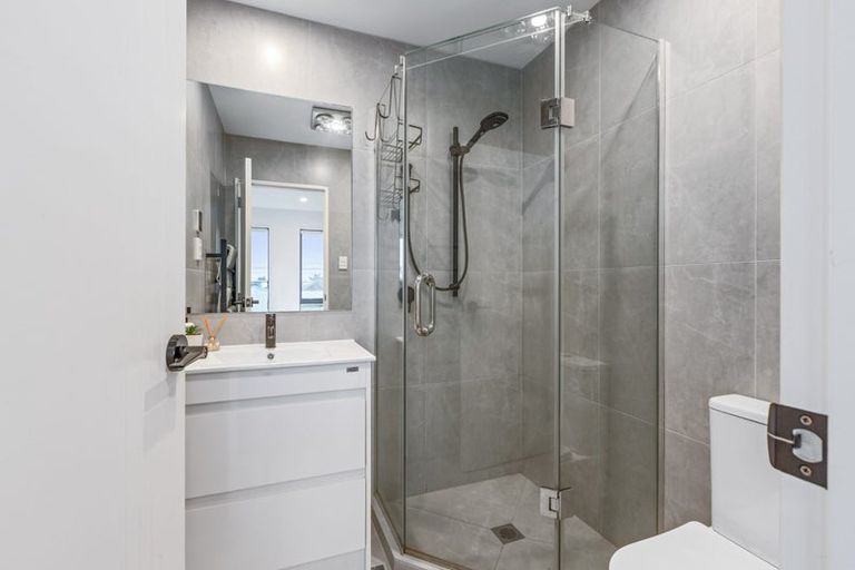 Photo of property in 1 Royal View Road, Te Atatu South, Auckland, 0610