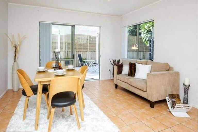 Photo of property in 1 Bridgehead Cove, West Harbour, Auckland, 0618