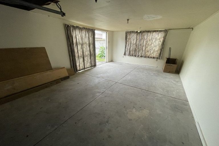 Photo of property in 28 Hinton Place, Weymouth, Auckland, 2103