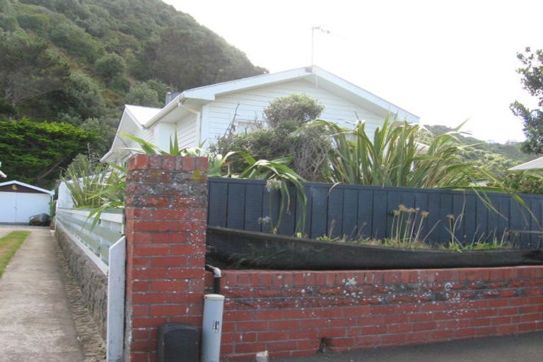 Photo of property in 129 Breaker Bay Road, Breaker Bay, Wellington, 6022