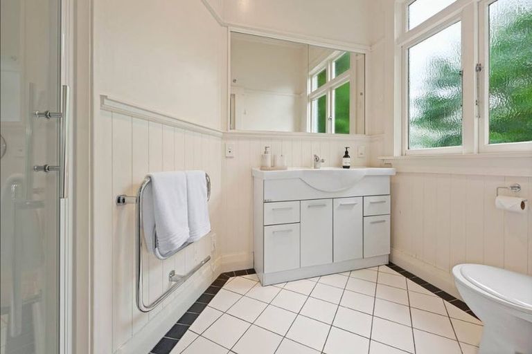 Photo of property in 35 Thackeray Street, Hamilton Lake, Hamilton, 3204