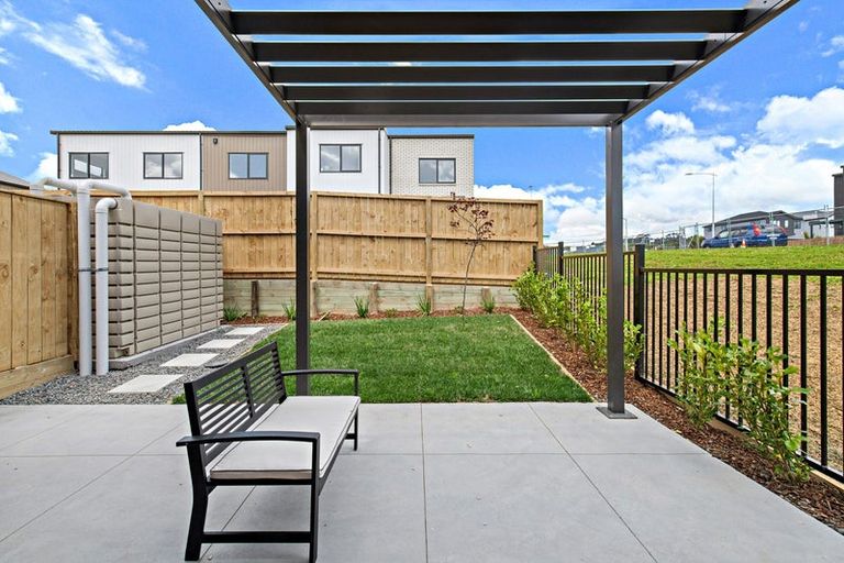 Photo of property in 2/529g Massey Road, Mangere, Auckland, 2022