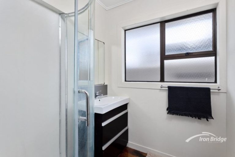 Photo of property in 5 Mavis Place, Beach Haven, Auckland, 0626
