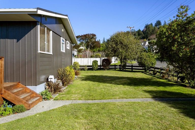 Photo of property in 11 Besley Place, Acacia Bay, Taupo, 3330