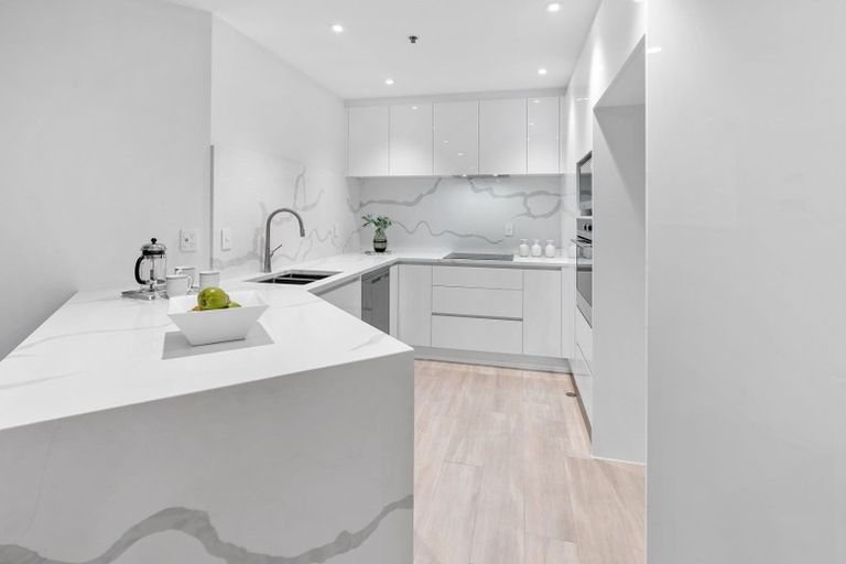Photo of property in 4b/171 Hurstmere Road, Takapuna, Auckland, 0622