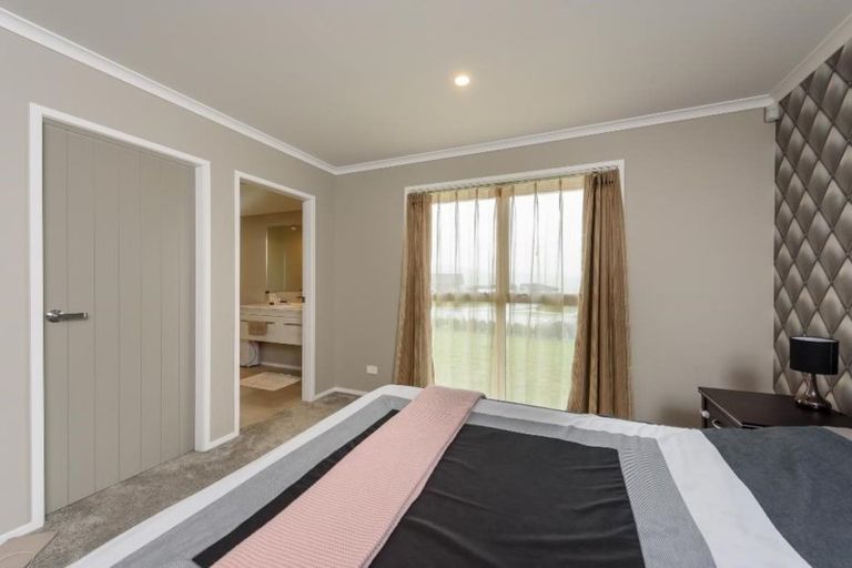Photo of property in 2 Grace Cove, Aotea, Porirua, 5024