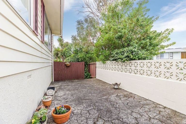 Photo of property in 1 Zande Terrace, Tawa, Wellington, 5028
